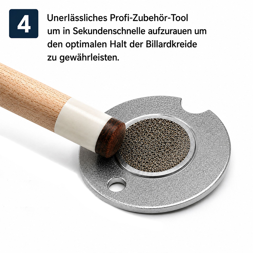 Nahaufnahme eines Billardqueue-Tips, der mit einem silbernen, runden Metallwerkzeug bearbeitet wird. Heller Holzschaft, weiße Hülse und dunkle Spitze werden gegen die raue Oberfläche gedrückt, um sie für besseren Kreidehalt aufzurauen.