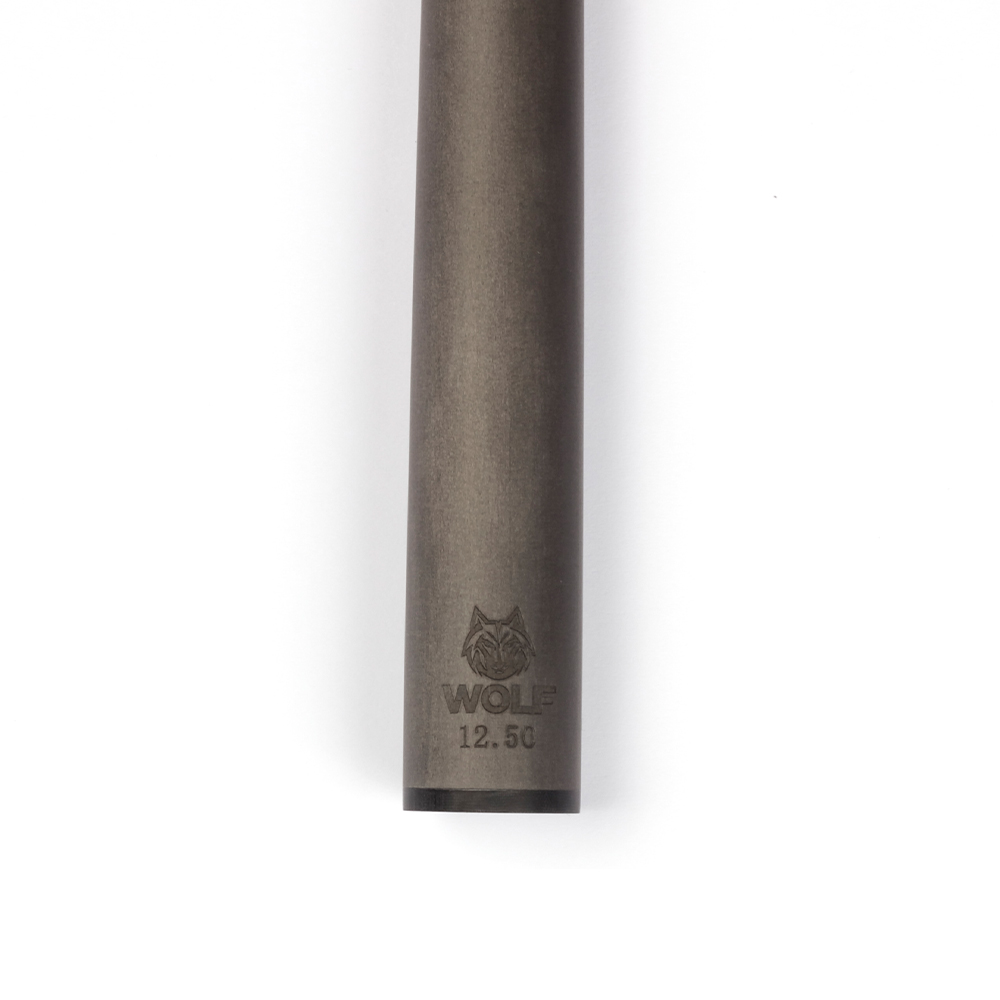 Nahaufnahme des oberen Teils eines Wolf-403 Pool-Queues aus Delta Carbon. Dunkelgrauer Schaft mit feiner Textur und eingraviertem WOLF-Logo (Wolfskopf) über „WOLF“ und „12.50“ für die Spitzengröße. Heller, einfarbiger Hintergrund.