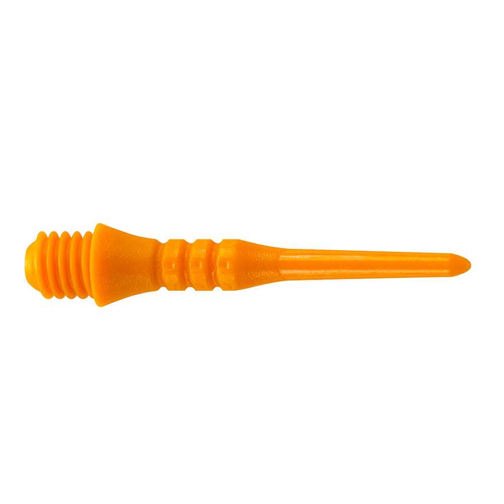 Une pointe de fléchette orange vif, de type « soft tip », est représentée à l'horizontale sur un fond blanc. Elle présente une rainure à gauche pour l'enfilage, puis une transition conique, un corps nervuré et, à droite, une pointe lisse et effilée.