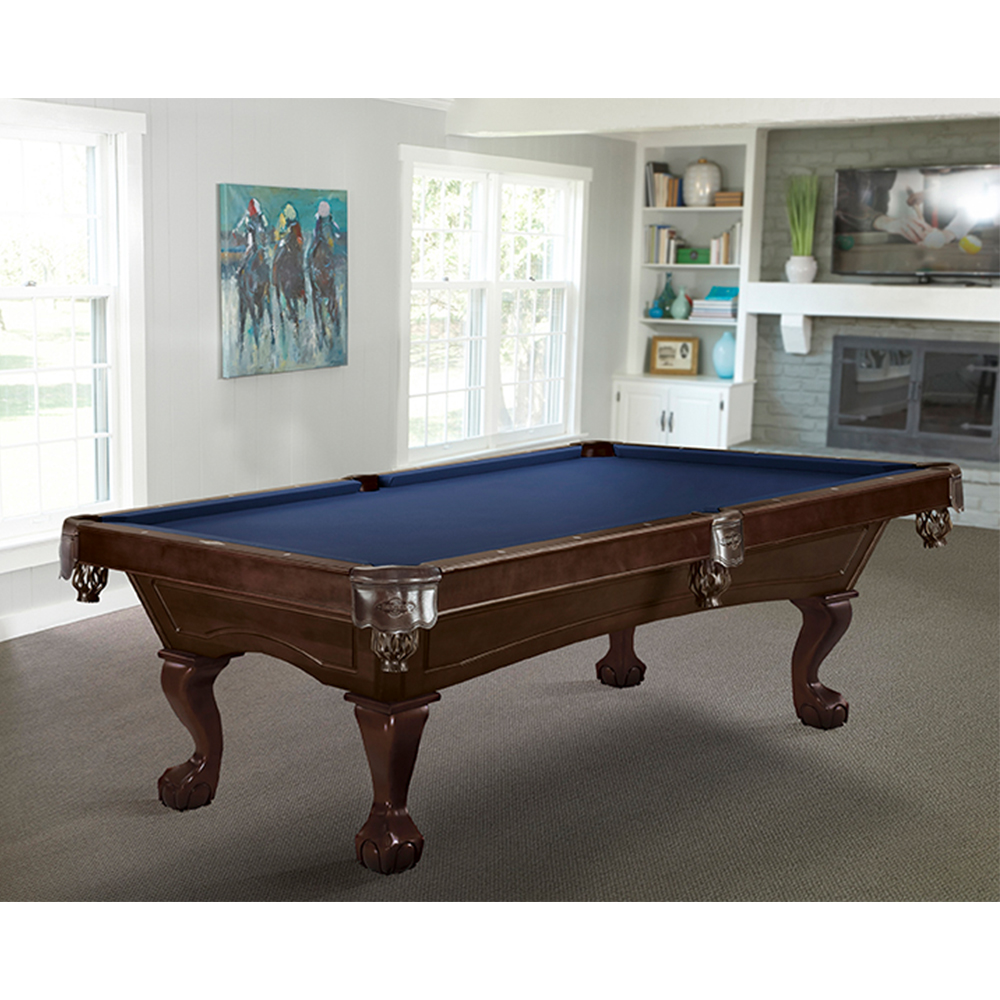 Eleganter Brunswick Allenton Pool-Billardtisch in Espresso-Braun mit dunkelblauem Tuch auf grauem Teppich in hellem Wohnzimmer. Geschwungene Beine mit Ball&Claw-Füßen, verzierte Ledermanschetten an Taschen. Fenster, Wohnwand und Kamin im Hintergrund.