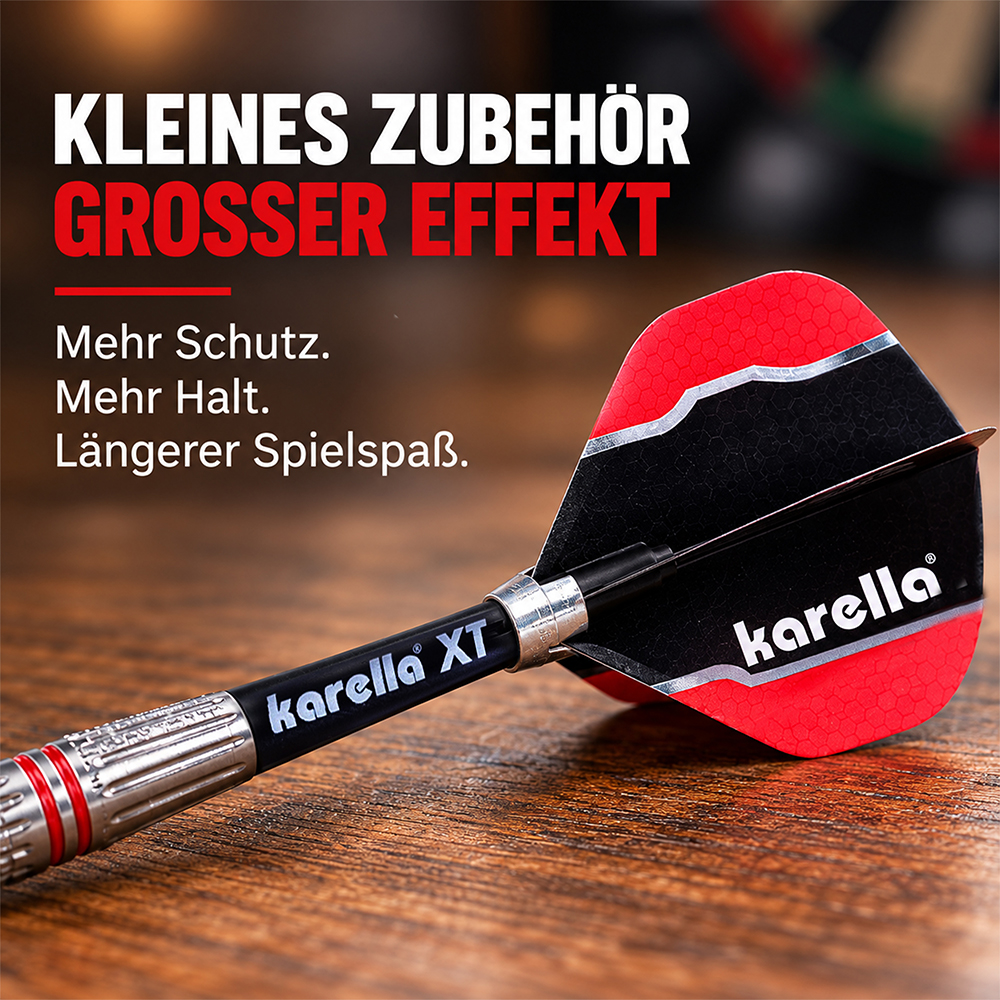 Gros plan sur une couronne argentée brillante « Karella Shaft » qui maintient fermement une ailette de fléchette rouge et noire « Karella » sur une tige en plastique noire « Karella XT ». L'ensemble de fléchettes repose sur une surface en bois.