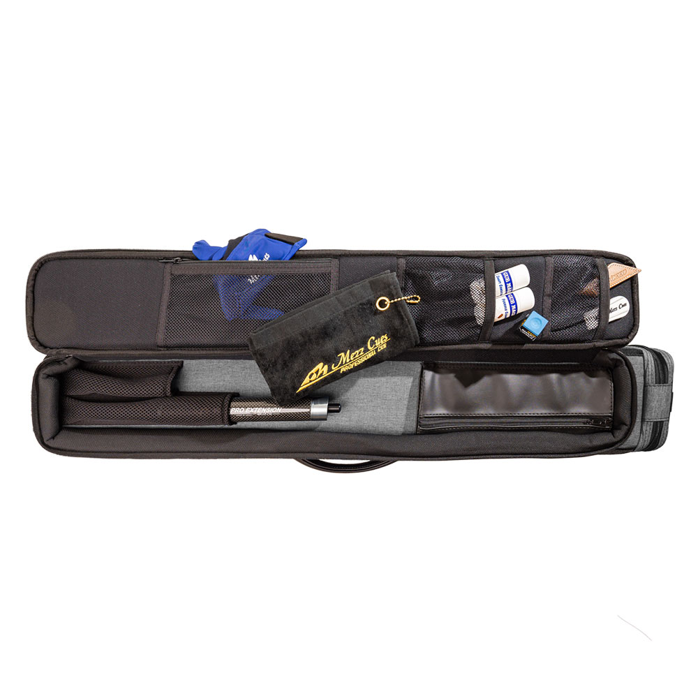 Sac souple Mirai Cue gris ouvert contenant des accessoires de billard : gants bleus, chiffon pour queues « Mezz », craie bleue, outils, rallonge PRO EXTENSION et étui noir.