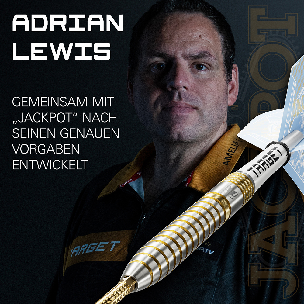 Adrian Lewis, joueur de fléchettes, regarde la caméra. Au premier plan, une fléchette en acier avec un corps en tungstène brillant à 95 %, argent-or, rainures radiales et segments annulaires dorés. Tige blanche « Target », ailette bleu clair.