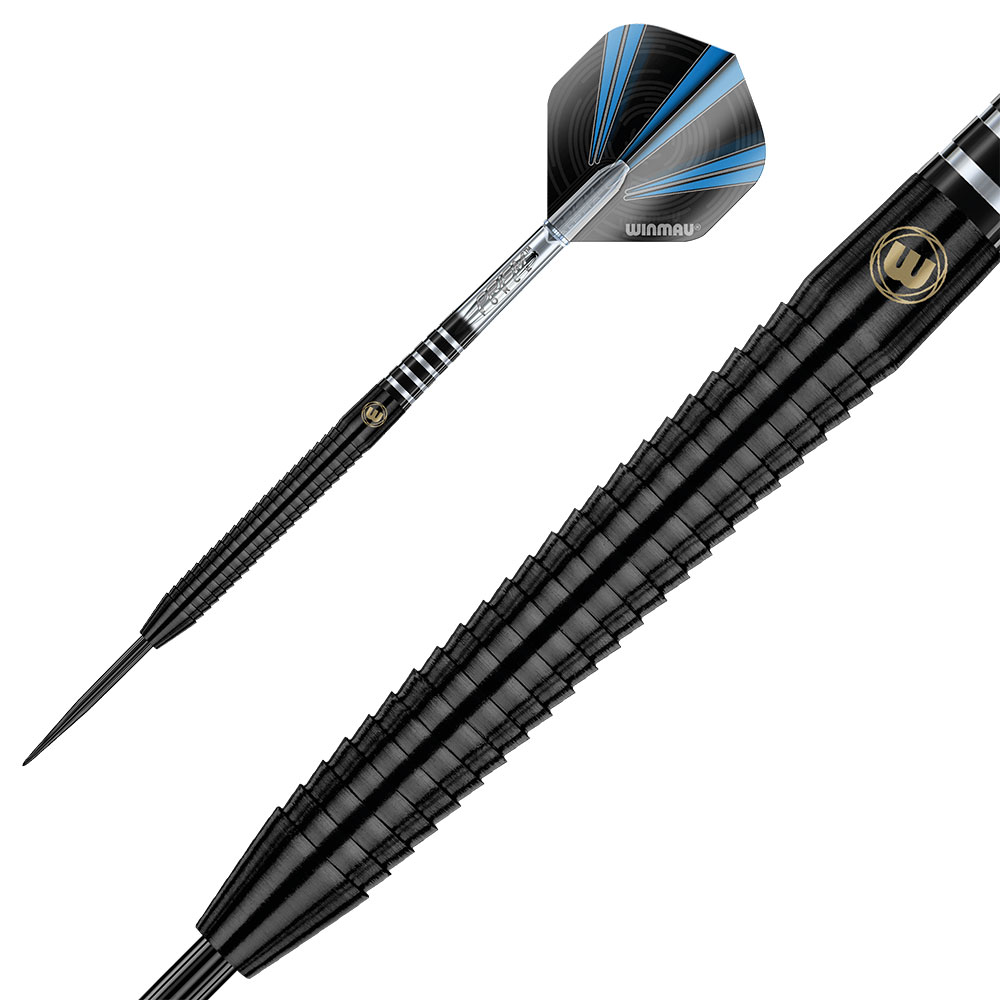 Flèche de darts noire avec une pointe argentée acérée et un corps texturé et nervuré. Tige argentée métallisée avec des bandes noires, ailette noire avec des angles bleus et le logo «Winmau ». « W » doré sur le corps.