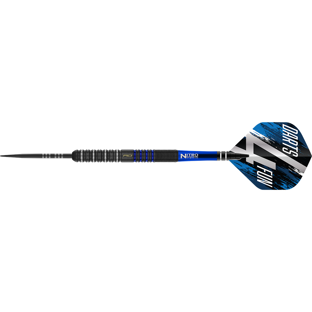 Ein einzelner Steeldart mit Gunmetal-Beschichtung und blauen Akzenten auf weißer Oberfläche. Schwarze Spitze, gerillter grau-blauer Schaft mit "RD" und "NITRO TECH", Flight blau-weiß-schwarz "DARTS 4 FUN".