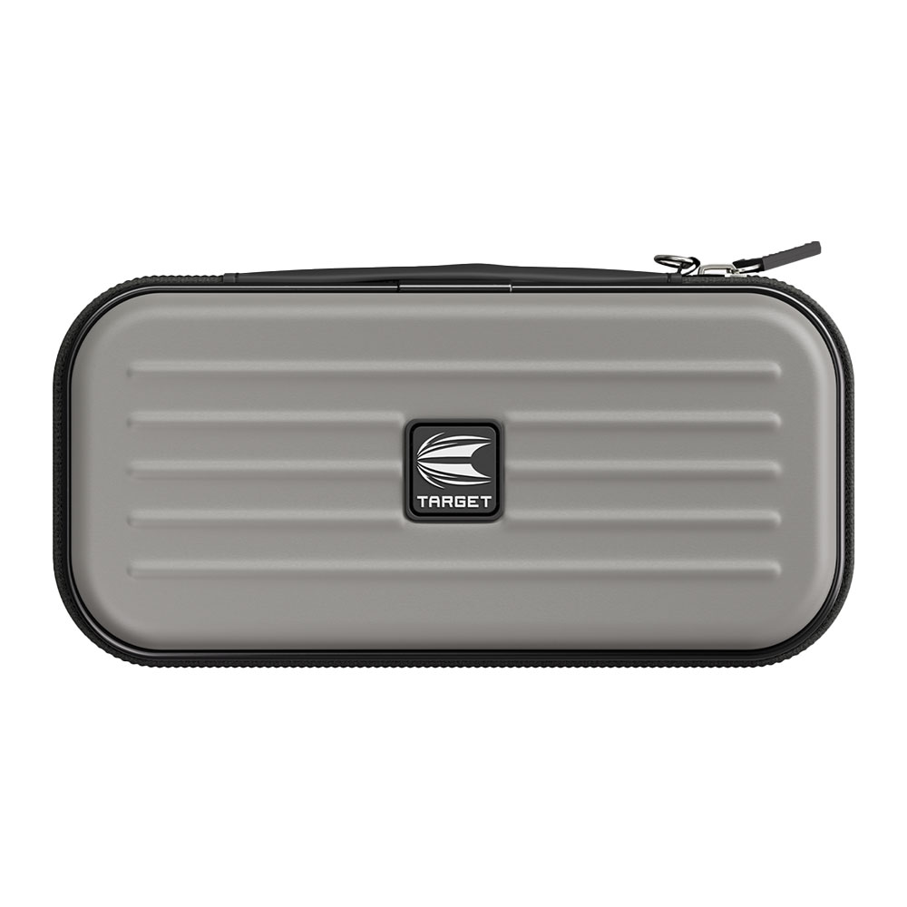 Étui à fléchettes allongé gris Target, avec fermeture éclair noire et bord noir. Surface rainurée, logo Target au centre. Idéal pour protéger un jeu de fléchettes et ses accessoires.