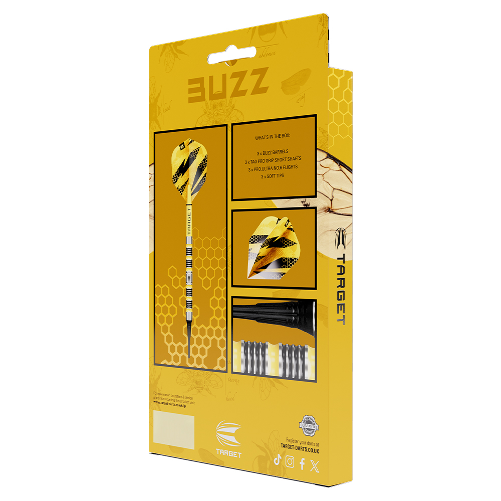 Emballage jaune avec trois fléchettes souples BUZZ de Target, debout, sur motif nid d’abeille noir et jaune. En haut, une fléchette montée avec plume rayée jaune/noire et corps argenté. En bas à droite, détails plumes, tiges et pointes.