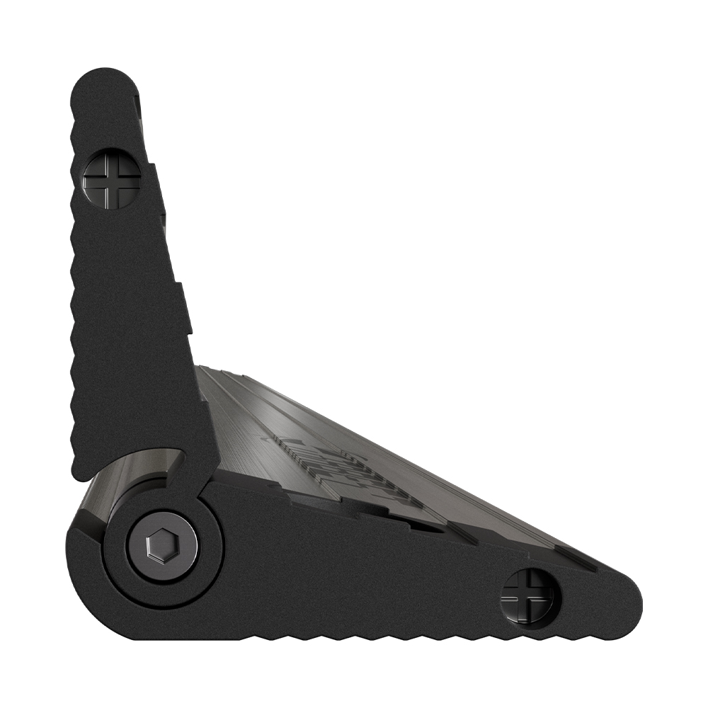 Oche « FlipKick » Target, gris foncé, ouverture latérale, avec rebord surélevé pour un positionnement précis du pied et mécanisme de rabattement visible. La ligne de lancer texturée assure une bonne adhérence et une position constante.
