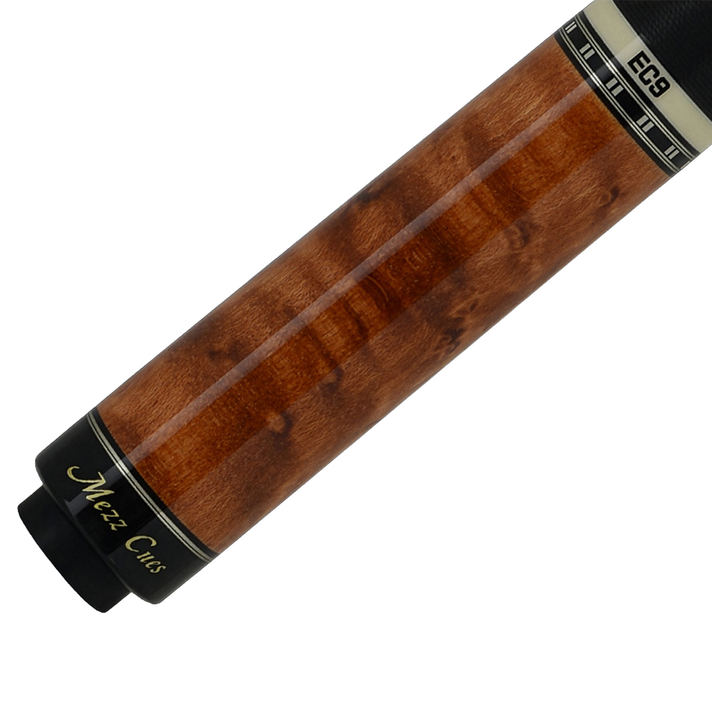 Zoom produit sur une queue de billard : fût en bois brun rougeâtre à grain prononcé. En bas, un bandage noir avec marquage doré «Mezz Cues » ; en haut, un bandage clair avec la référence « EC9 ». Finition brillante.