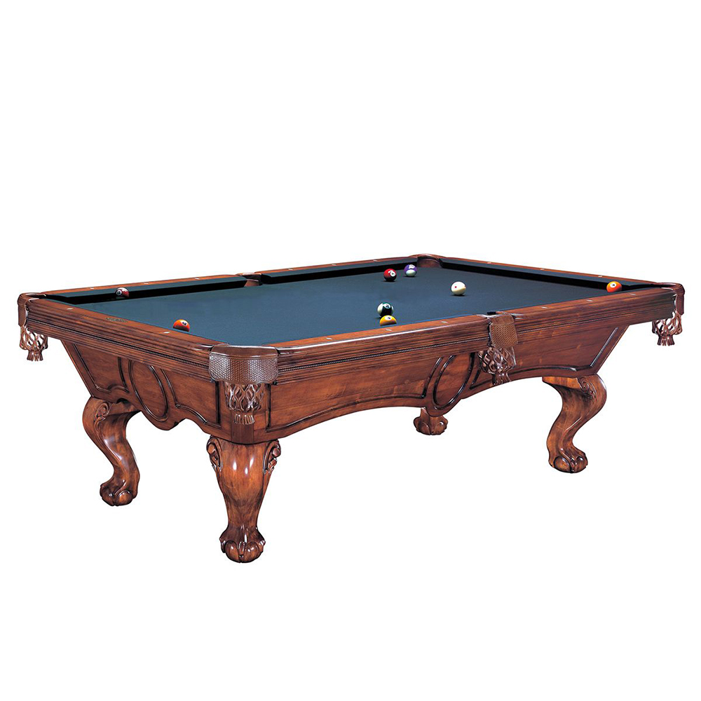 Table de billard classique avec tapis vert foncé richement décoré. Cadre et quatre pieds incurvés en bois brun foncé, avec sculptures détaillées. Plusieurs boules de billard colorées reposent sur le tapis.