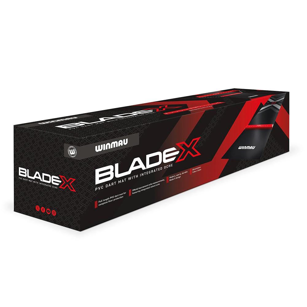 Emballage noir rectangulaire du tapis de fléchettes Blade X Winmau, accents rouges en diagonale et nom en gros caractères (blanc, « X » rouge). Tapis PVC avec oche intégrée, protection du sol, dimensions compétition.