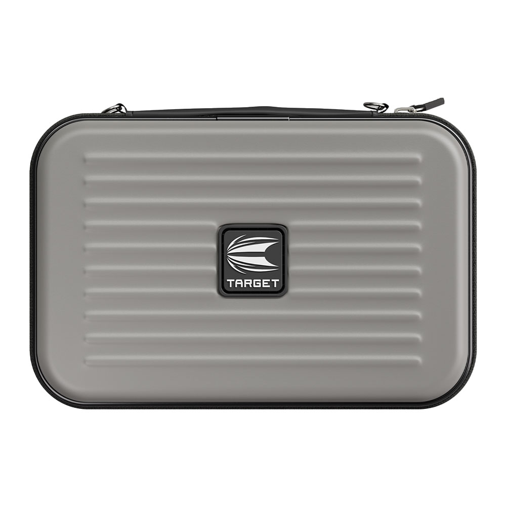 Sac à fléchettes rigide rectangulaire Takoma XL « Target » sur fond blanc. Surface striée horizontale, emblème noir au centre avec logo blanc « Target ». Fermeture à glissière noire ; robuste, protège les accessoires, contient deux jeux.
