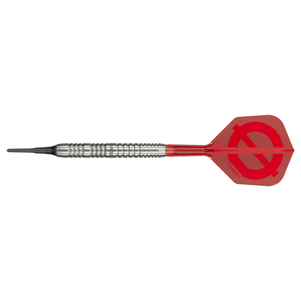 Fléchette Softdart « Target » modèle Group, profil sur fond blanc. Pointe Cryo Soft Point noire, corps tungstène 50 % argenté à rainures radiales. Tige K-Flex rouge transparente, ailette rouge avec logo « Target ».