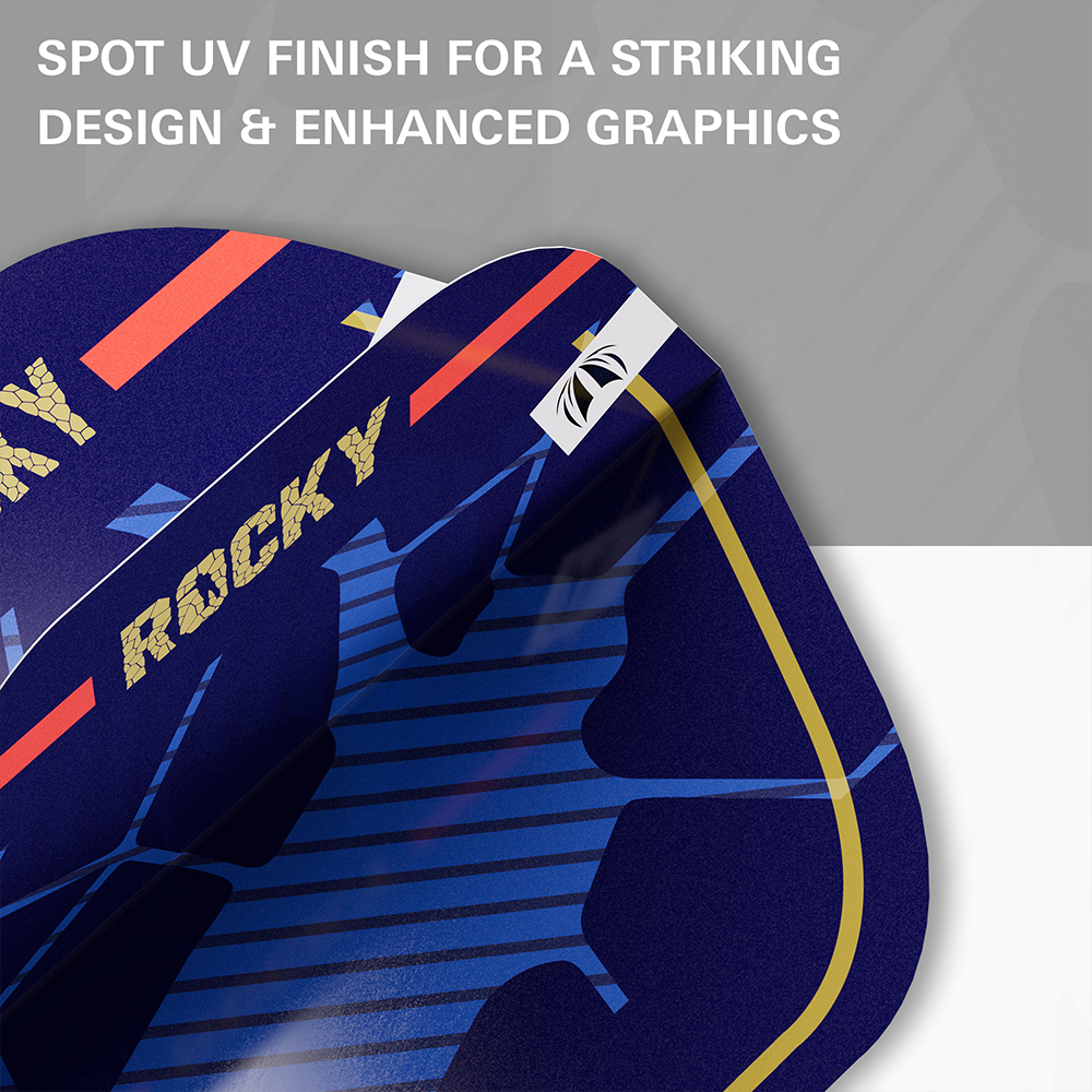 Plumes de fléchettes bleu foncé avec finition brillante UV mettant en valeur le motif Josh Rock G1. Inscription « ROCKY » en doré, rayures rouges et bleu clair, logo blanc « Target ». Revêtement grip et protection.