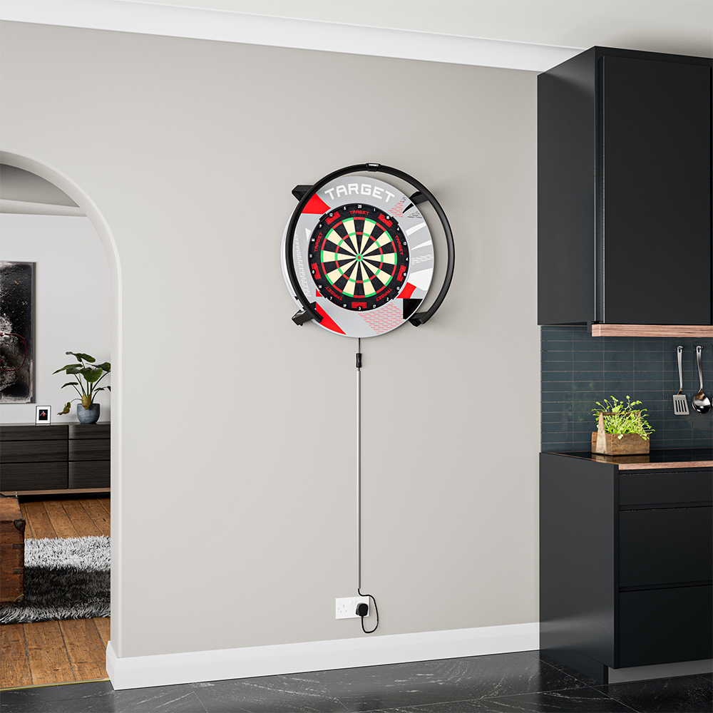 Un anneau de capture gris à motifs entoure une cible de fléchettes arborant le logo « Target » sur un mur gris clair. Un câble électrique descend de manière ordonnée vers une prise murale. Le mobilier se trouve dans une pièce moderne.