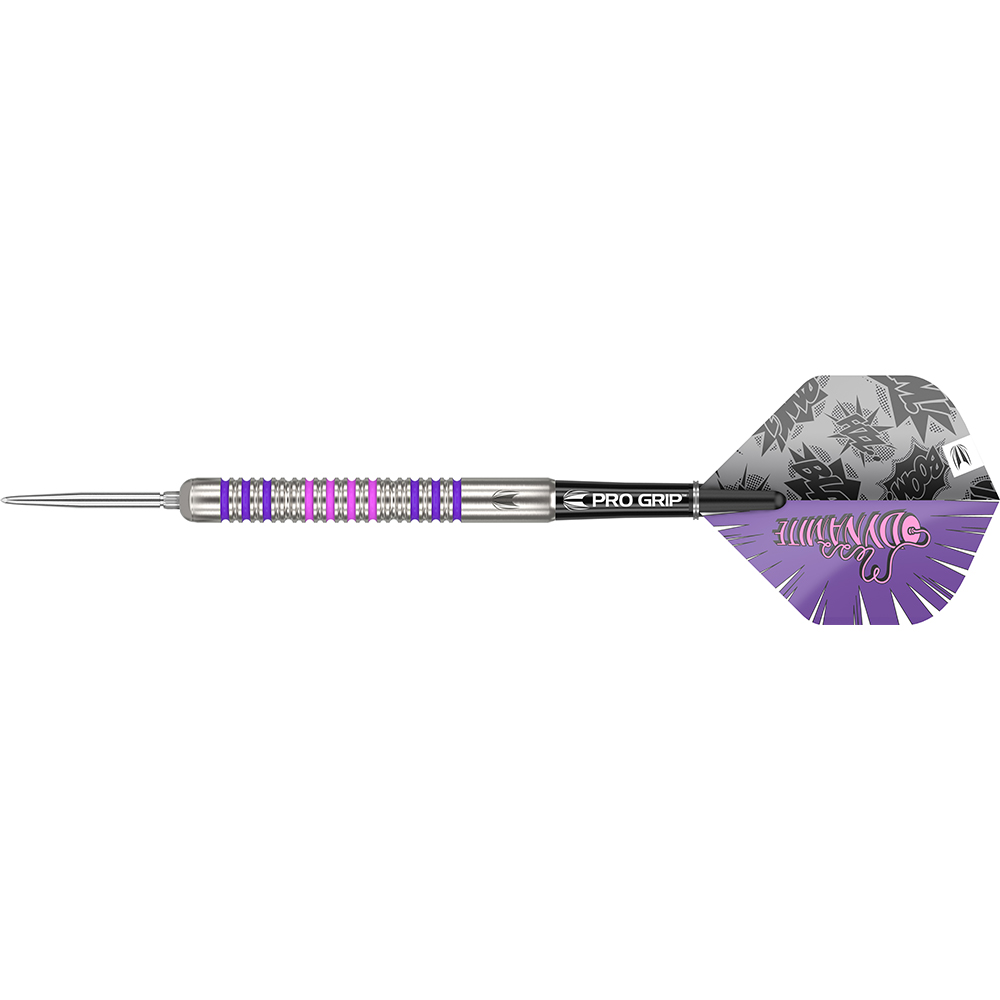Ein einzelner Dart mit silberner Spitze und silbernem Barrel mit abwechselnd gerippten violetten und pinken Griffbereichen. Schwarzer Schaft mit Aufschrift "PRO GRIP". Lila-graue Feder: oben "BOOM", unten "Dynamite".