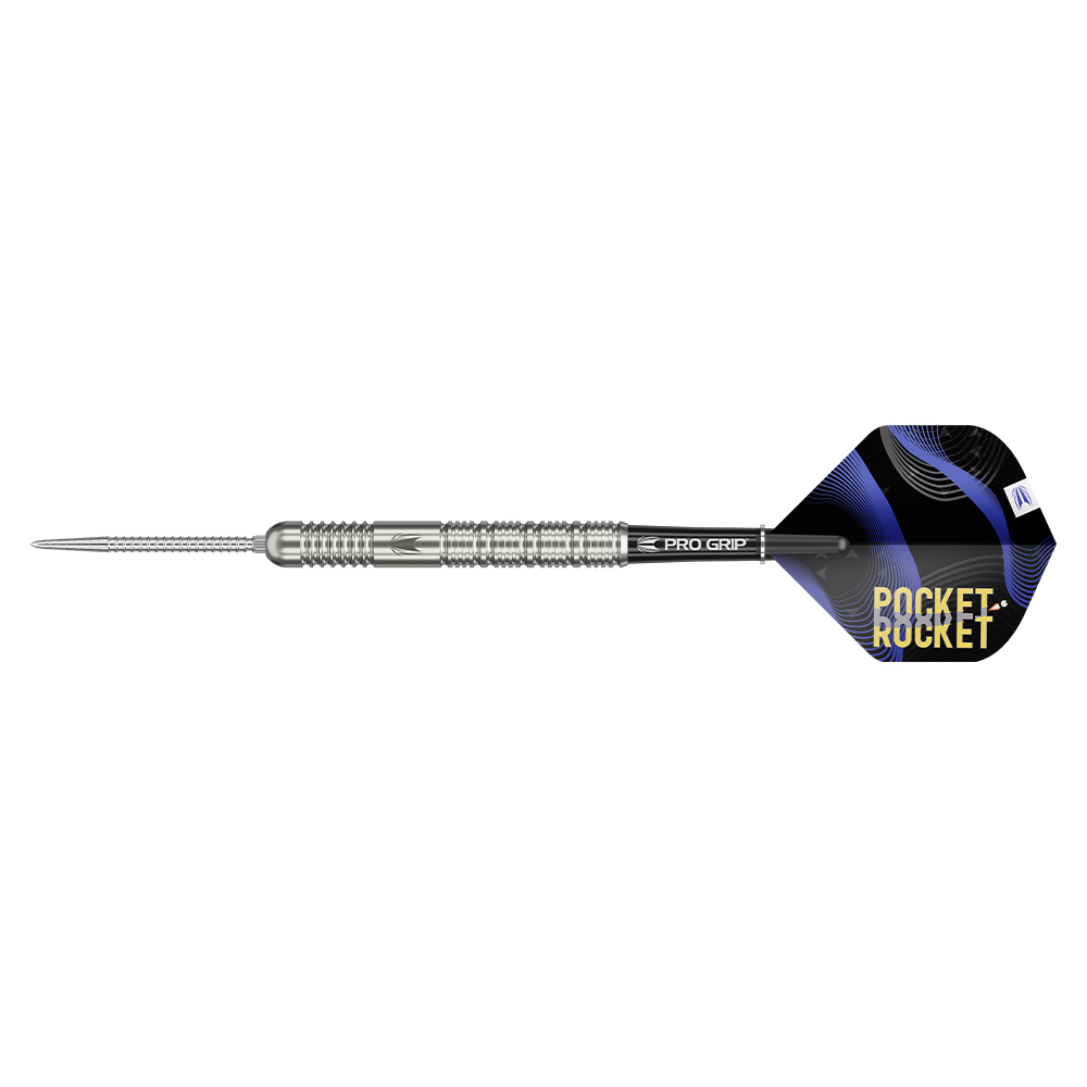 Fléchette acier argenté fine, 90 % tungstène, avec rainures radiales pour une prise optimale. Pointe Swiss Point argentée et tige Pro Grip noire. Aile noire/bleue/dorée avec logo Pocket Rocket et pingouin.