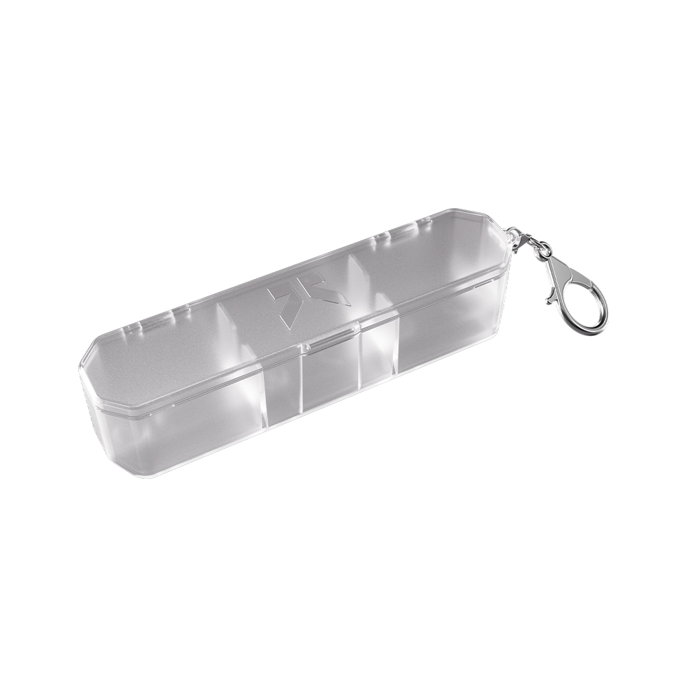 Étui K-Flex allongé et transparent en plastique robuste pour ranger en sécurité ailettes et tiges de fléchettes. Avec trois compartiments séparés et un mousqueton métallique argenté pour l'attacher à un sac ou à un trousseau.