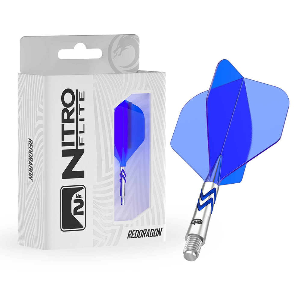 Un emballage blanc de plumes RedDragon Nitro Flite n°2 est debout à gauche, avec une plume bleue visible dans la fenêtre. À côté, une plume bleue avec ailes transparentes, tige argentée, zigzags bleus et extrémité filetée.