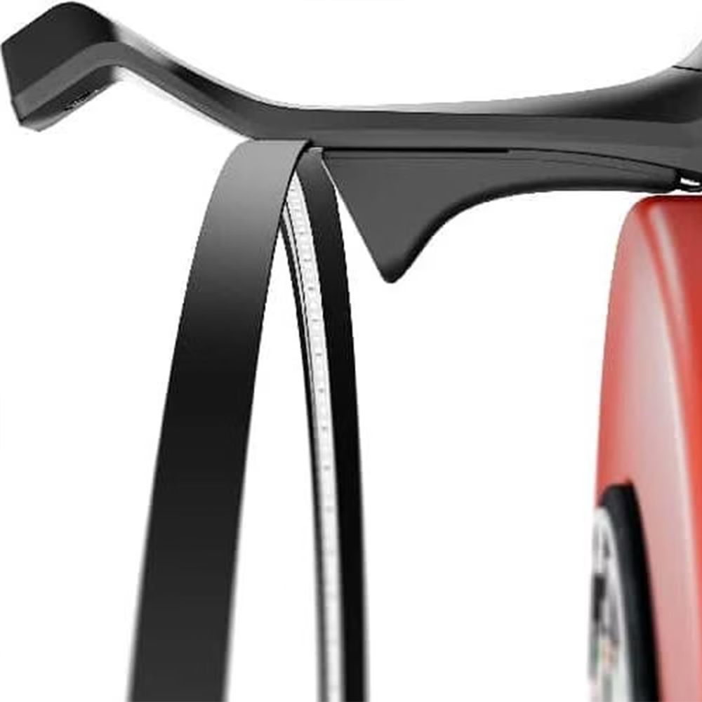 Gros plan sur la caméra frontale noire Fliq d'Scolia, fixée sur un bras supérieur noir. Cette caméra compacte en forme de coin est dotée d'une barre de LED d'état à lumières blanches et est reliée à un boîtier rouge du système Scolia Home 2.