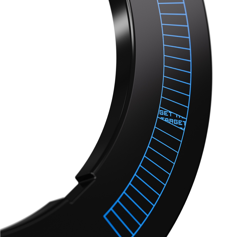 Catchring noir rainuré pour cibles de fléchettes, doté d'un éclairage d'ambiance bleu intégré. La surface présente des motifs de lignes bleues segmentées ainsi que l'inscription « GET IN TARGET », qui mettent en valeur le design et l'éclairage LED.