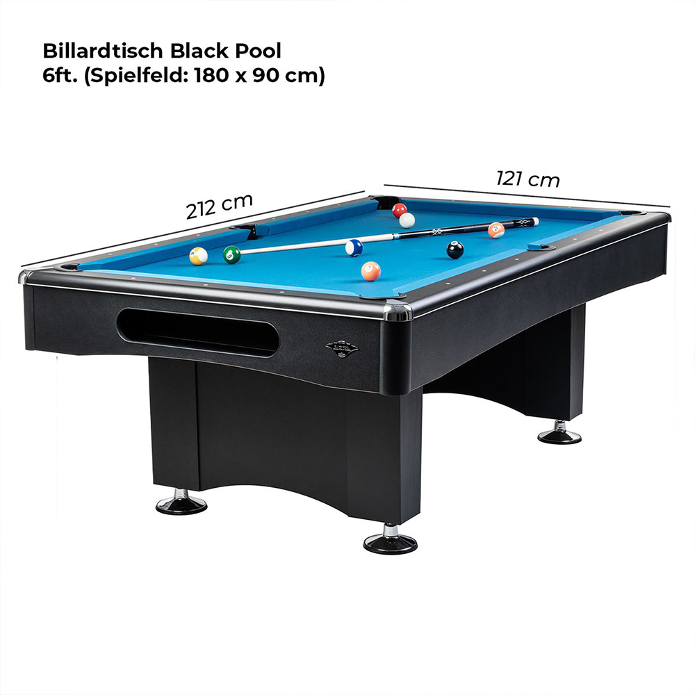 Table de billard noire recouverte d'un tapis bleu vif. Plusieurs boules colorées (boules pleines, demi-boules, boule noire n° 8) sont disposées sur la table. On aperçoit une queue blanche et une queue d'appoint noire. Dimensions : 212 x 121 cm.