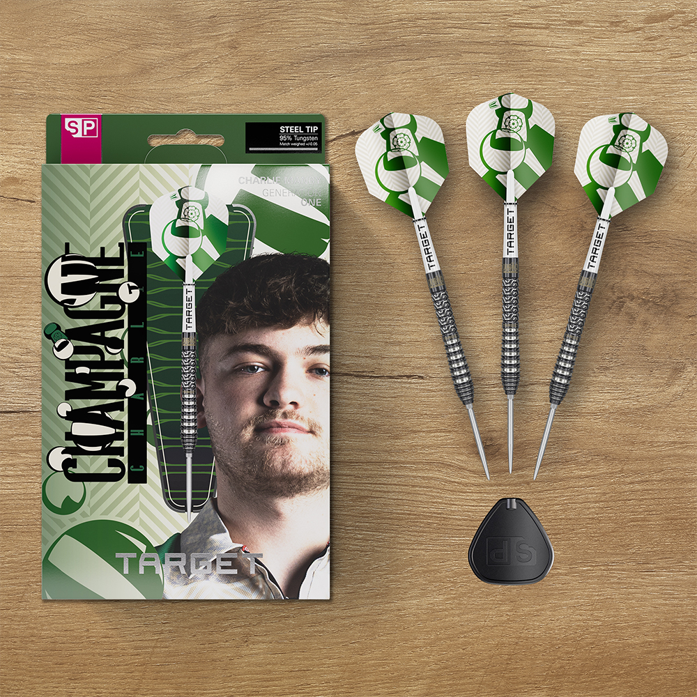 Set de fléchettes acier « Target » Charlie Manby 95 % SP. Emballage avec visage de Charlie Manby et motifs verts champagne. 3 fléchettes: ailettes vert-crème, corps argentés, pointes Swiss Nano Steel. Clé Swiss Point.