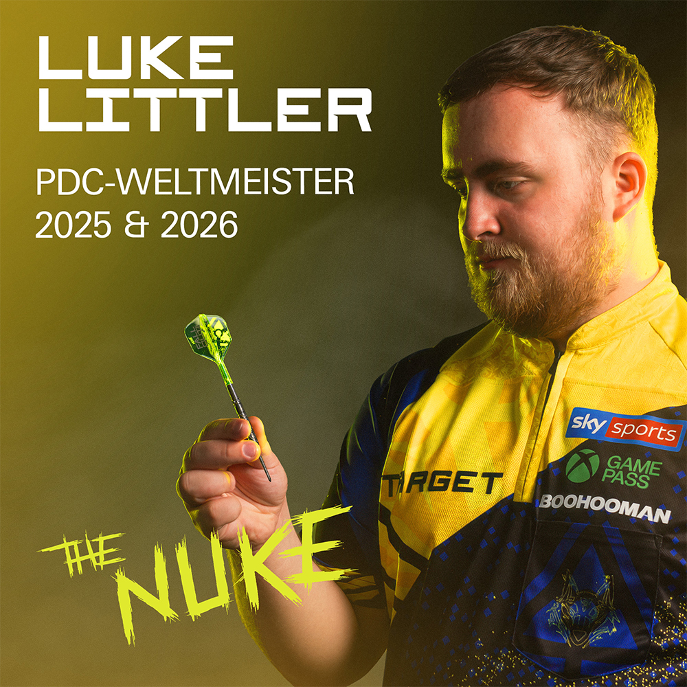 Luke Littler, joueur de fléchettes, tient une fléchette Fallout en acier : tige noire, ailette jaune fluo avec le symbole « Nuke ». Il porte un maillot jaune et bleu. En arrière-plan : « Luke Littler », « Champion du monde PDC 2025 & 2026 ».