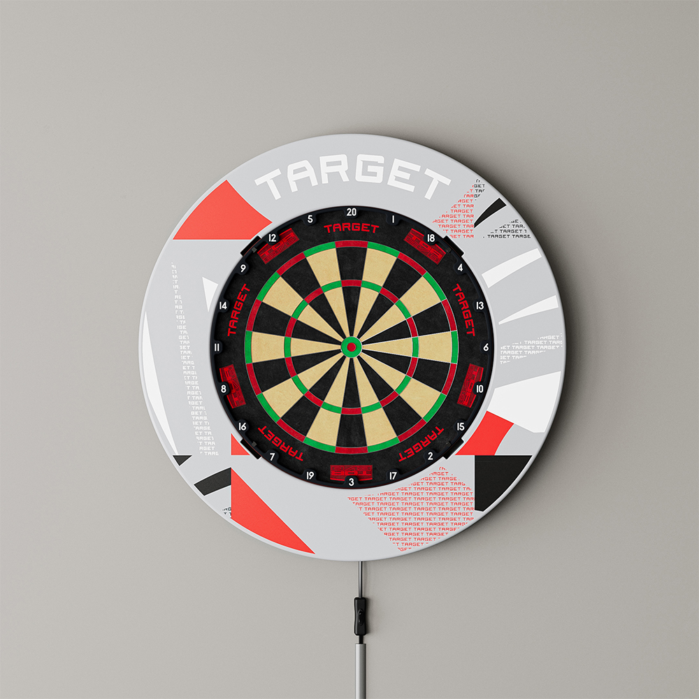 Une cible de fléchettes avec un anneau de protection gris clair à motifs devant, qui protège le mur. L'anneau a un motif géométrique moderne gris, noir et rouge, avec le mot « Target » en haut. En bas, un câble avec interrupteur.