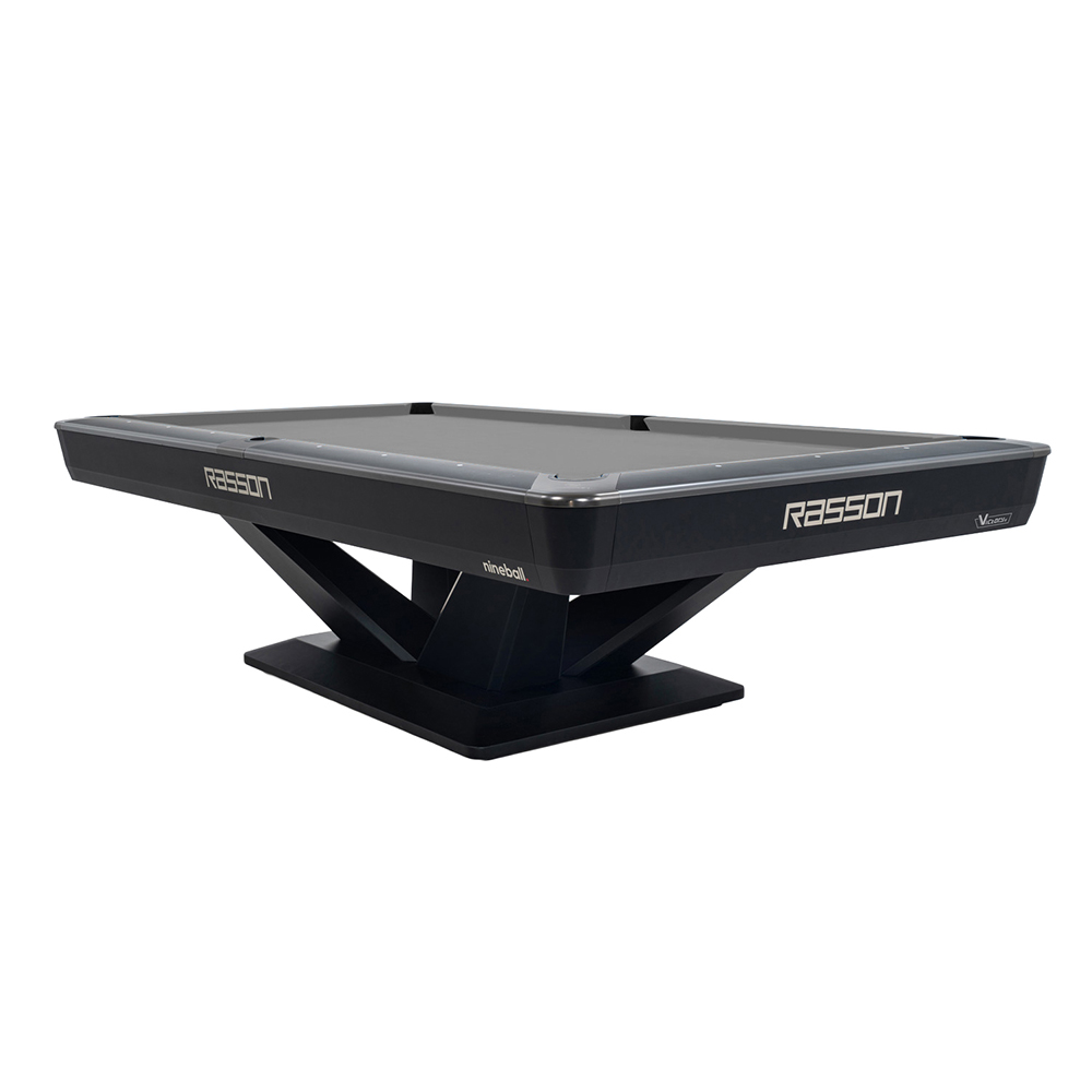 Table de billard moderne noire avec une surface de jeu gris foncé et des pieds angulaires caractéristiques. Sur le côté, on peut voir le logo blanc «Rasson » ainsi que les inscriptions « nineball » et « V custom ». Six poches intégrées.