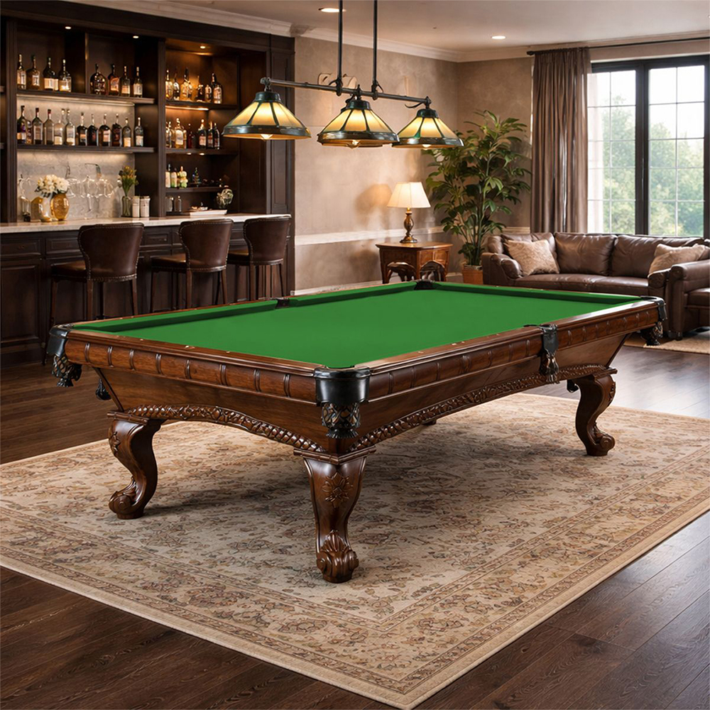 Sommet de la table de billard « Arizona » en bois massif foncé travaillé à la main, avec une finition antique et un tapis de jeu vert. Sculptures avec incrustations, poches en cuir véritable noir. Lustres Tiffany dans la salle de luxe avec bar privé.