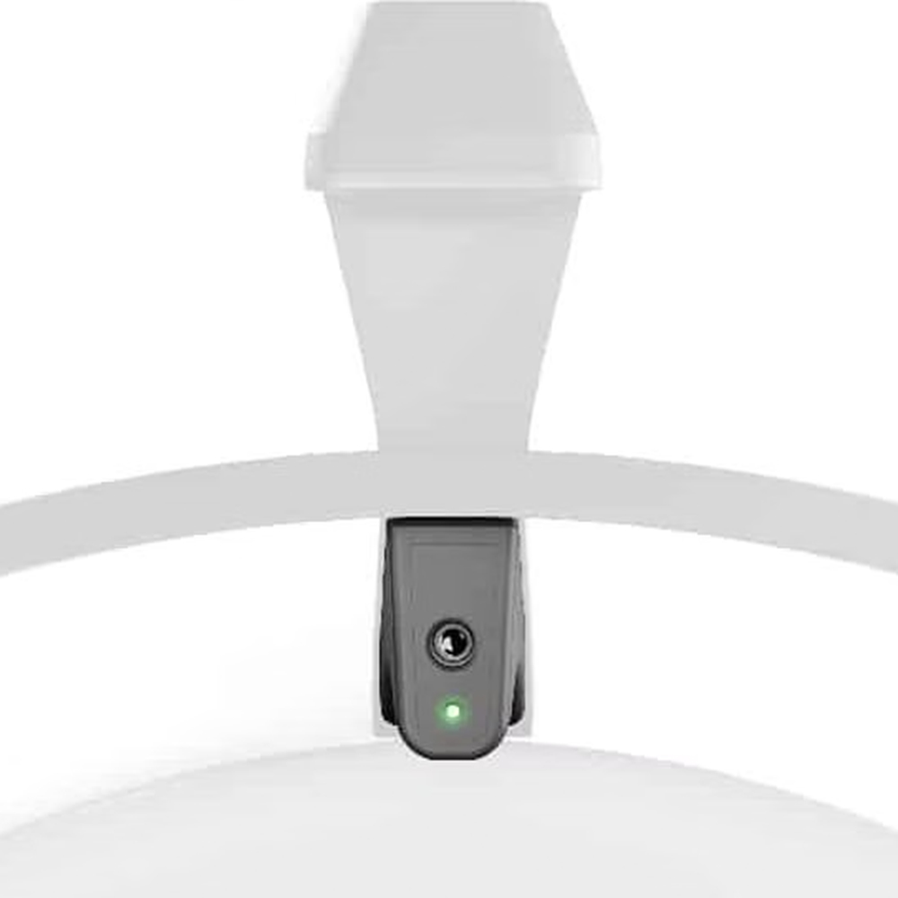 Caméra frontale compacte de couleur grise, située sur le bras blanc supérieur d'un système Dart. La lentille et le voyant d'état vert vif situé en dessous indiquent que l'appareil est actif. La caméra Fliq d'Scolia offre une nouvelle perspective frontale.