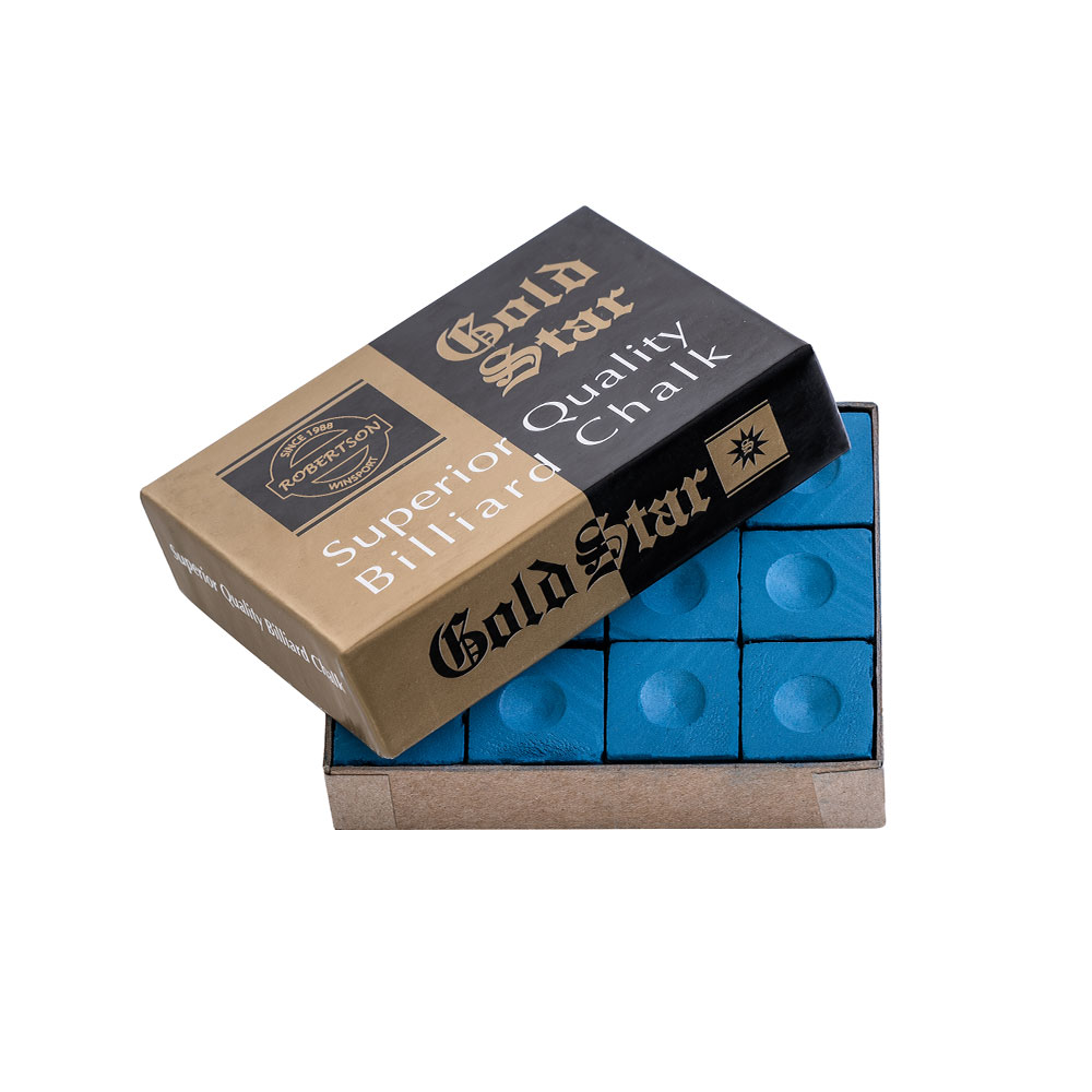 Zwölf leuchtend blaue Robertson Gold Star Billardkreidewürfel liegen in einer geöffneten hellbraunen Pappschachtel auf weißem Hintergrund. Deckel leicht angehoben mit „Superior Quality Billiard Chalk“ und Robertson Winsport Logo.