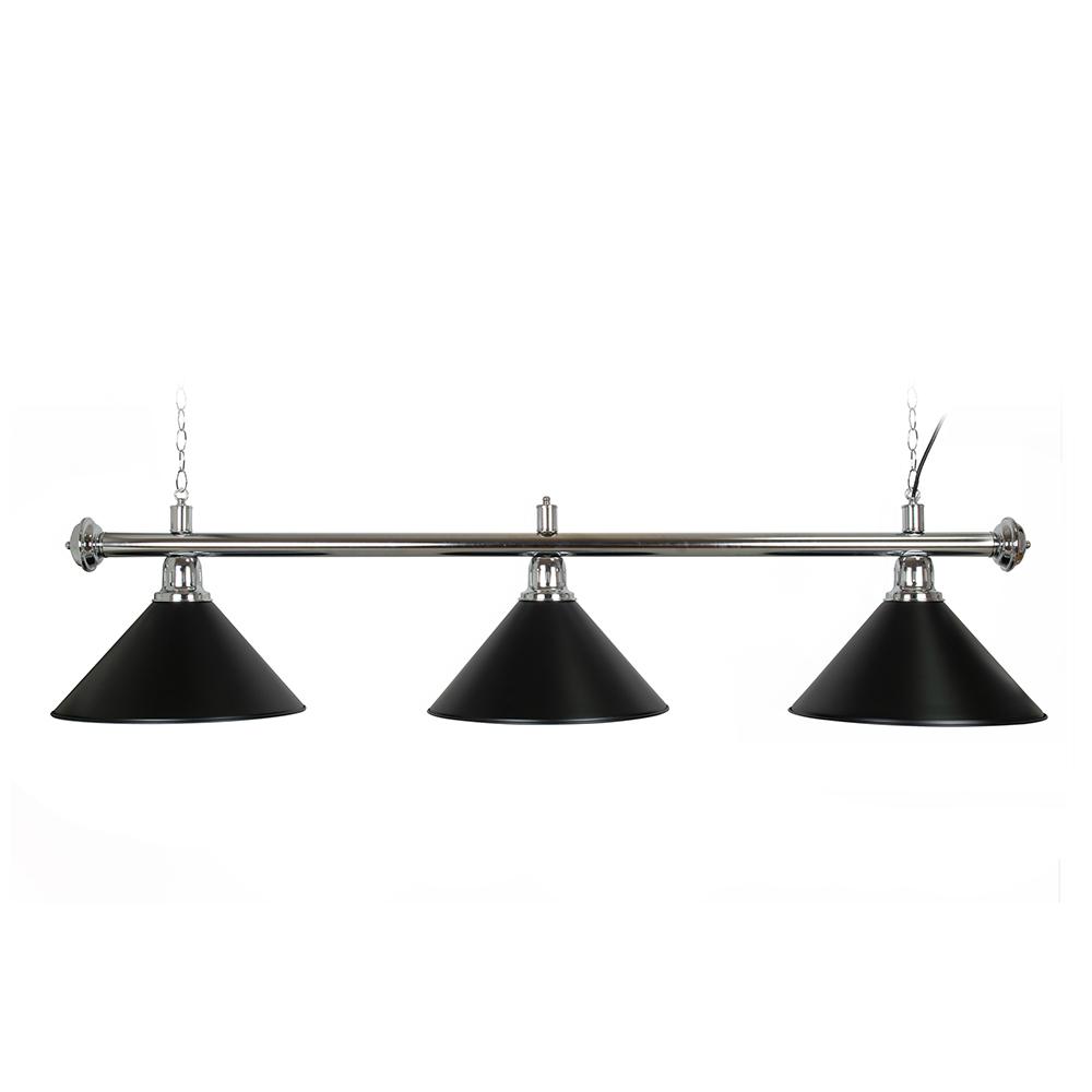 Une lampe de billard ou de bar moderne dotée de trois abat-jours noirs de forme conique. Ceux-ci sont fixés à une tige horizontale en chrome brillant, suspendue au plafond par des chaînes aux extrémités, et offrent un éclairage homogène.