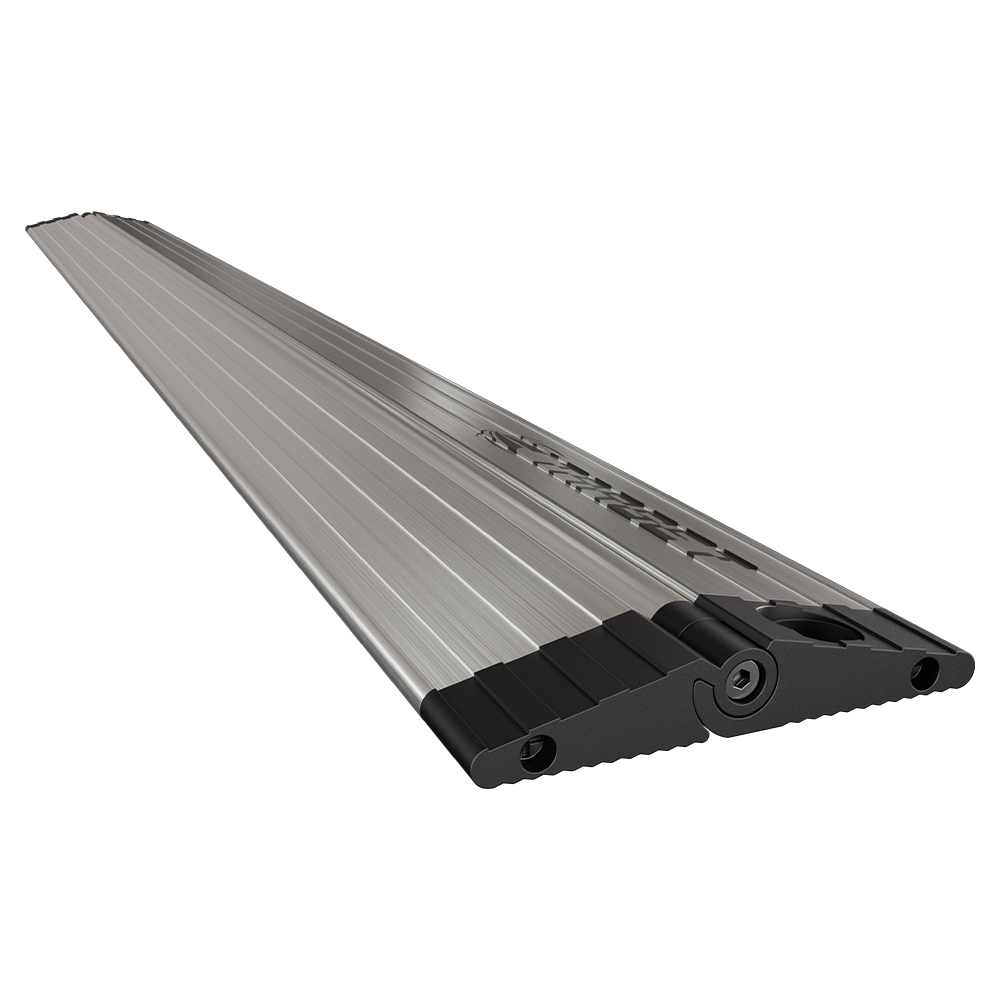 Long oche de fléchettes argenté en aluminium, avec embouts noirs texturés et charnière rabattable apparente. Surface à fines rainures parallèles. Target L'oche Flip Kick assure une ligne de lancer précise et pieds constants.