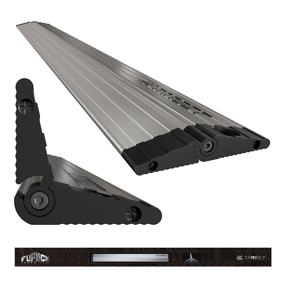 Un oche de fléchettes argenté en aluminium, pliable à plat ou relevable. Une partie est à plat, l'autre est relevée, illustrant ainsi la ligne de lancer flexible de l'oche Flip Kick d'Target. Pour un positionnement précis des pieds.
