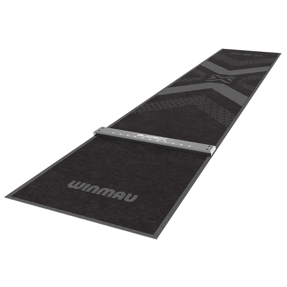 Lange dunkelgraue Dartmatte mit auffälliger silberner Wurflinie vorn. Das WINMAU-Logo in Hellgrau am nahen Ende. Weiter hinten abstrakte dunkle Muster und das BLADEX-Logo, die den Zielbereich markieren. Leicht texturiert.
