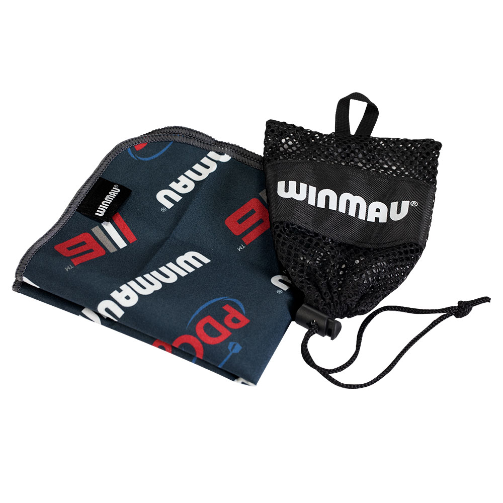 Dunkelblaues Winmau Mikrofaser-Sporthandtuch, gefaltet, mit Winmau- und PDC-Logo in Weiß/Rot. Daneben schwarzer Netzbeutel mit Kordelzug und Winmau-Logo zum Transport. Zum Trocknen von Händen und Darts.