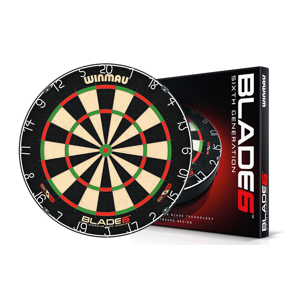 Winmau Blade 6 Dartboard in Schwarz, Creme, Rot und Grün, mit den Zahlen 1 bis 20 am Rand. Im Hintergrund die schwarze Verpackung mit Aufdruck "Winmau Blade 6 Sixth Generation", ein Dartsport-Set.