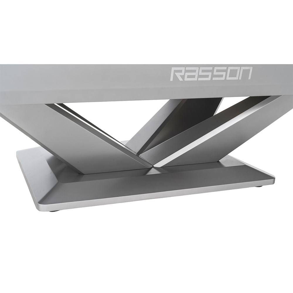 Zoom sur le design caractéristique en forme de V et de couleur argentée du pied de la table de billard américain Victory III de Rasson. Les pieds robustes s'évasent pour former une base plate et large au sol. Le logo de Rasson est discrètement gravé.