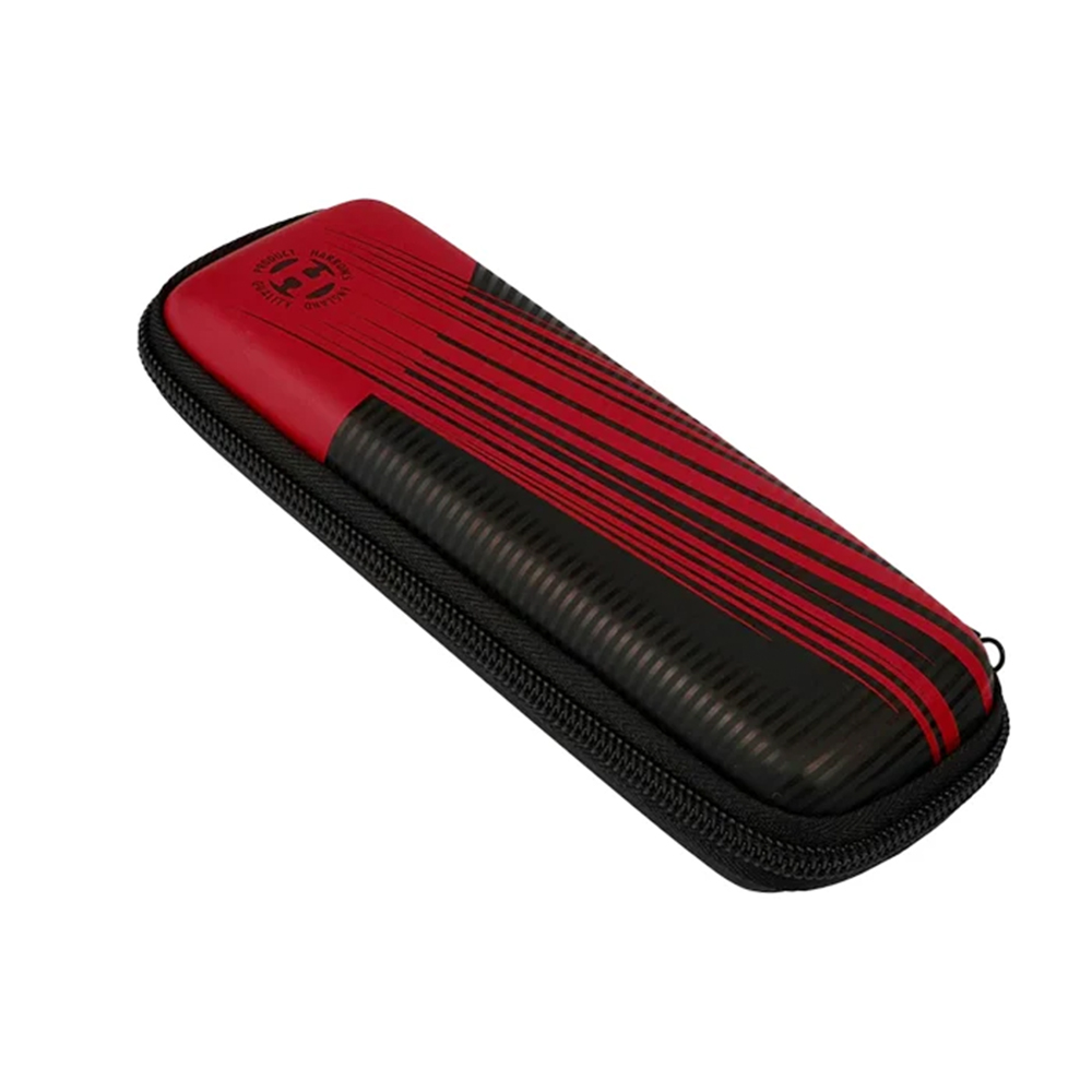 Étui à fléchettes Harrows Blaze Fire noir allongé, avec bande rouge distinctive en haut. La zone rouge a de fines rayures noires horizontales, le bas noir est nervuré. Fermeture éclair sur le côté pour protéger et transporter.