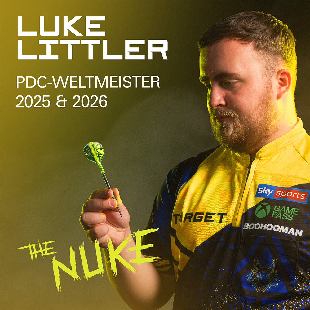 Luke Littler, vêtu d'un maillot jaune et noir, tient une fléchette souple équipée d'un flight K-Flex jaune fluo (Fallout/Nuke). En arrière-plan : « LUKE LITTLER CHAMPION DU MONDE PDC 2025 & 2026 » et « THE NUKE ».