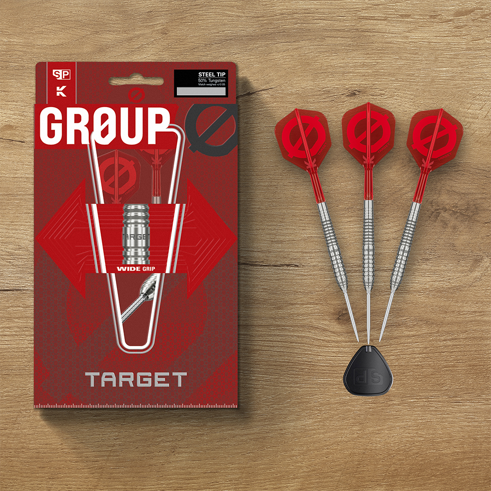 Trois fléchettes acier « Target » GROUP, corps tungstène 50 % argenté rainuré, tiges rouges et ailettes rouges K-Flex, sur bois. Emballage rouge « GROUP », « WIDE GRIP » et « STEEL TIP ». Clé Swiss Point incluse.