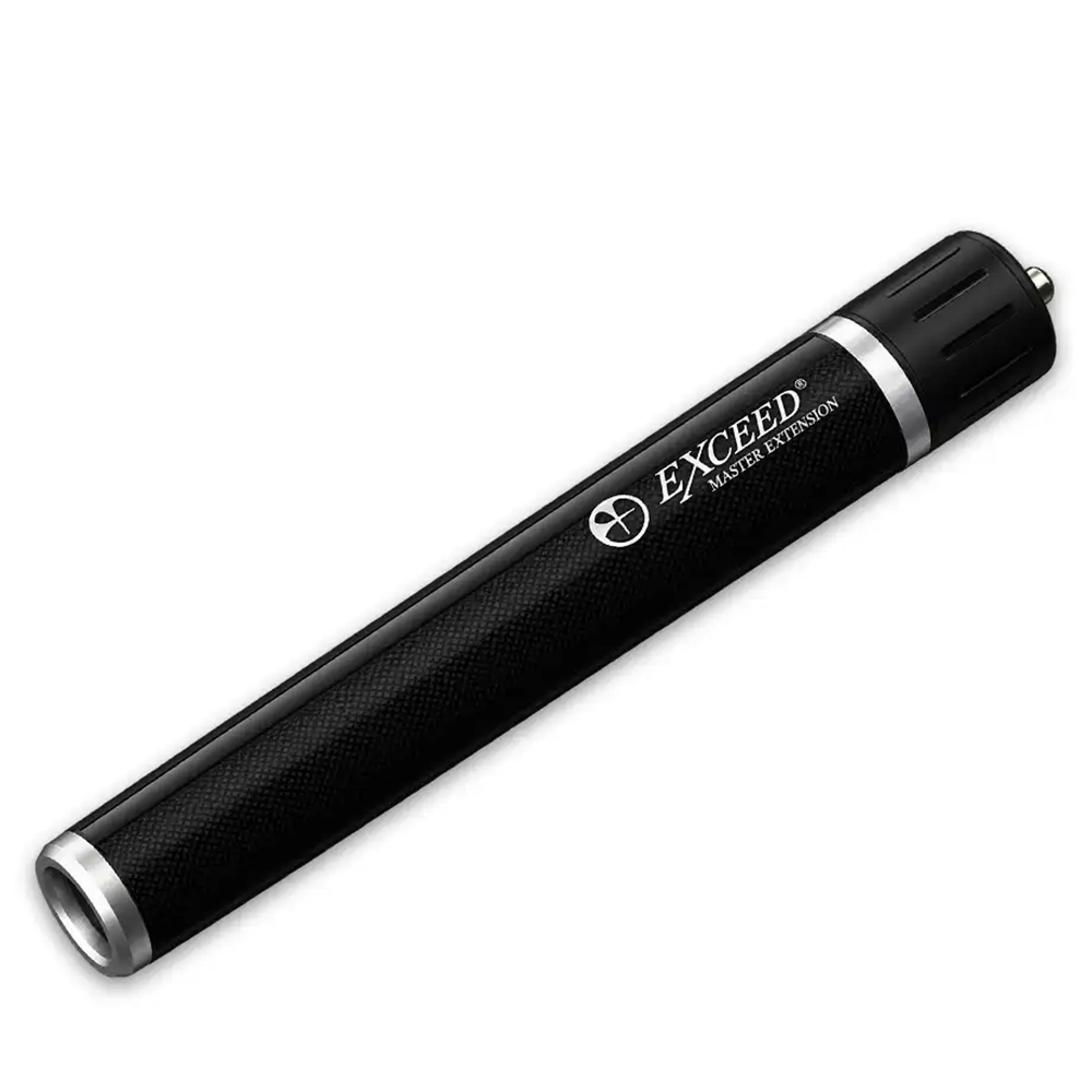 Rallonge noire et cylindrique Exceed Master pour queues de billard, en diagonale sur fond blanc. Surface légèrement texturée, embouts argentés brillants. Logo blanc Exceed Master de la rallonge. Permet d'allonger la portée de la queue.