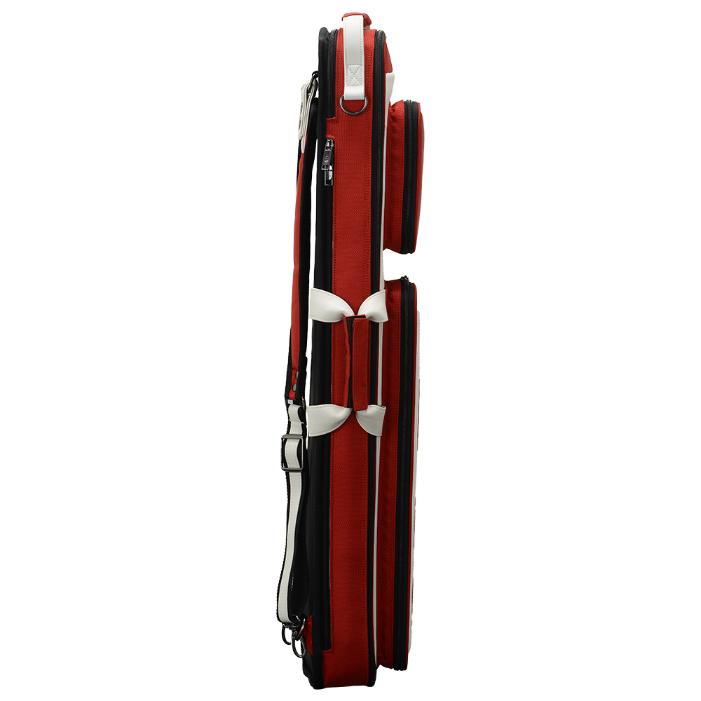 Vue de face d'un sac à queue souple « Mezz » en édition limitée rouge-blanc-noir. Posé à la verticale, avec une bandoulière rembourrée à gauche. Plusieurs compartiments zippés, deux petites poches extérieures.