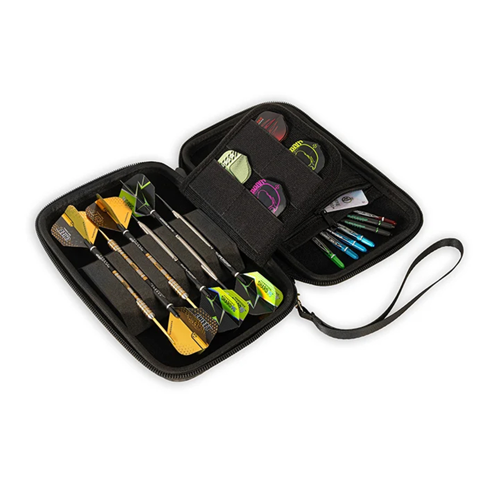 Offene schwarze Darttasche mit Reißverschluss, die sechs vollständig montierte Darts mit gelben und grünen Flights sowie weiteres Dart-Zubehör wie Ersatzflights und Schäfte in mehreren Fächern zeigt. Die Harrows Damon Heta Pro Case schützt Darts sicher.