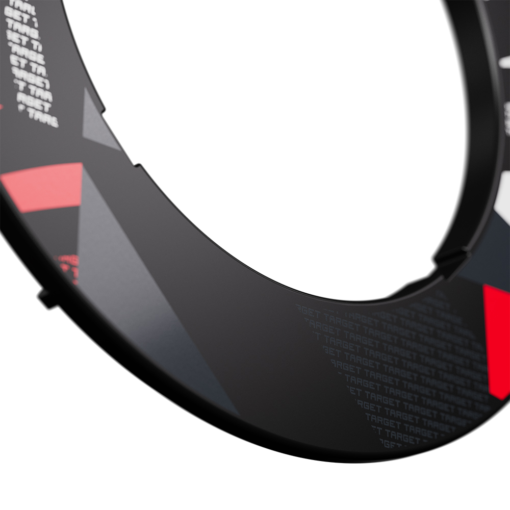 Anneau de protection noir cranté pour cible de fléchettes, en polymère Active Reflex, protégeant le mur et réduisant les traces de perforation. Design moderne avec motifs géométriques rouges/gris et « Target » répété.