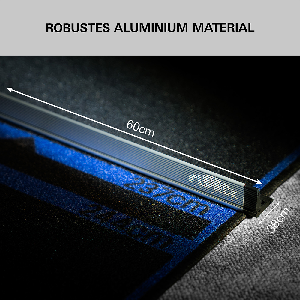 La ligne de lancer FlipKick Oche, barre en aluminium argentée et rainurée, repose à plat sur un tapis de fléchettes bleu foncé et s'étend jusqu'au tapis gris. Flèches et chiffres blancs indiquent 60 cm et 38 cm.