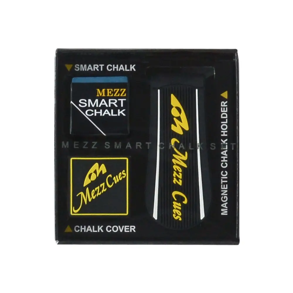 Ensemble de produits noir pour craies de billard dans un emballage : Mezz Craie Smart avec partie supérieure bleue, étui à craie noir Mezz avec logo jaune, ainsi que porte-craie magnétique noir avec inscription jaune « Mezz-Cues ».