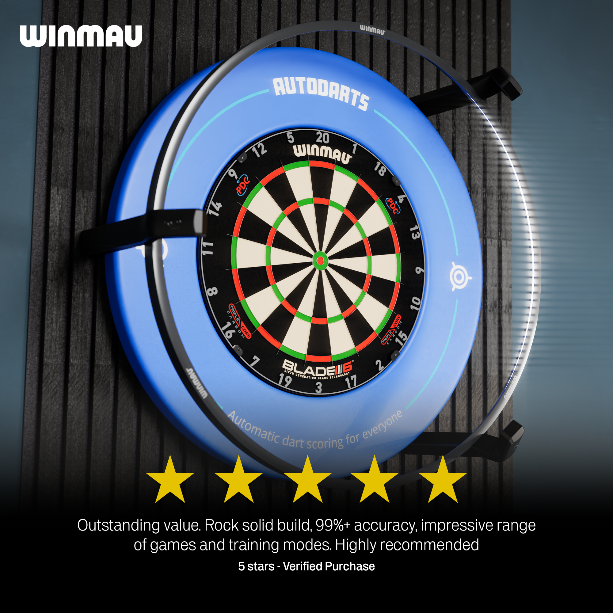 Un Vantage bleu « Autodarts » encadre une cible « Winmau » Blade 6 sur un mur sombre. Le système affiche « Autodarts » et des lignes lumineuses pour le comptage automatique. La cible est au cœur de l’installation moderne.